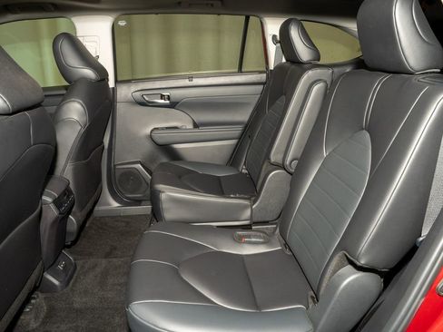 Certified 2024 Toyota Highlander XLE image 9