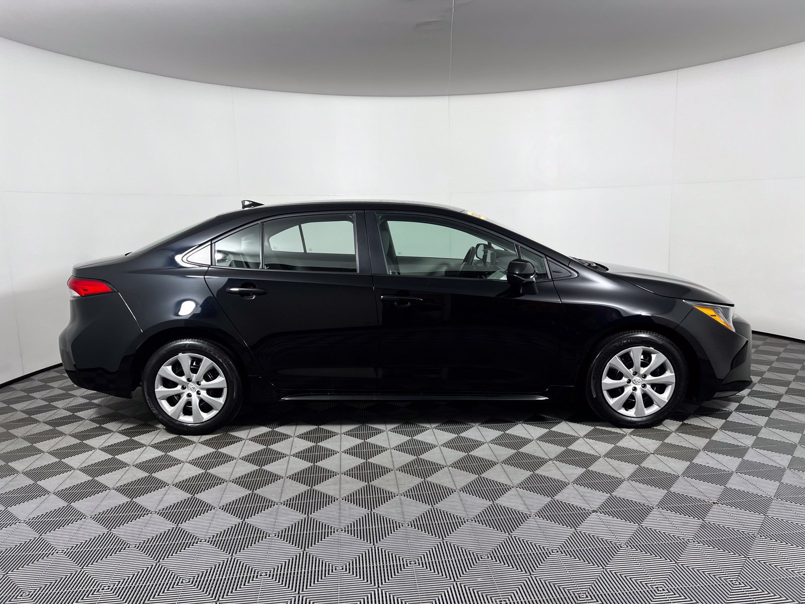 Certified 2025 Toyota Corolla LE FWD image 4