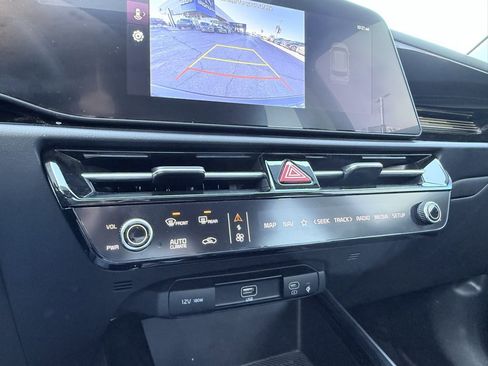 Used 2024 Kia Niro SX Touring image 18
