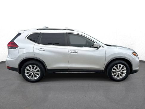 Used 2020 Nissan Rogue SV image 2