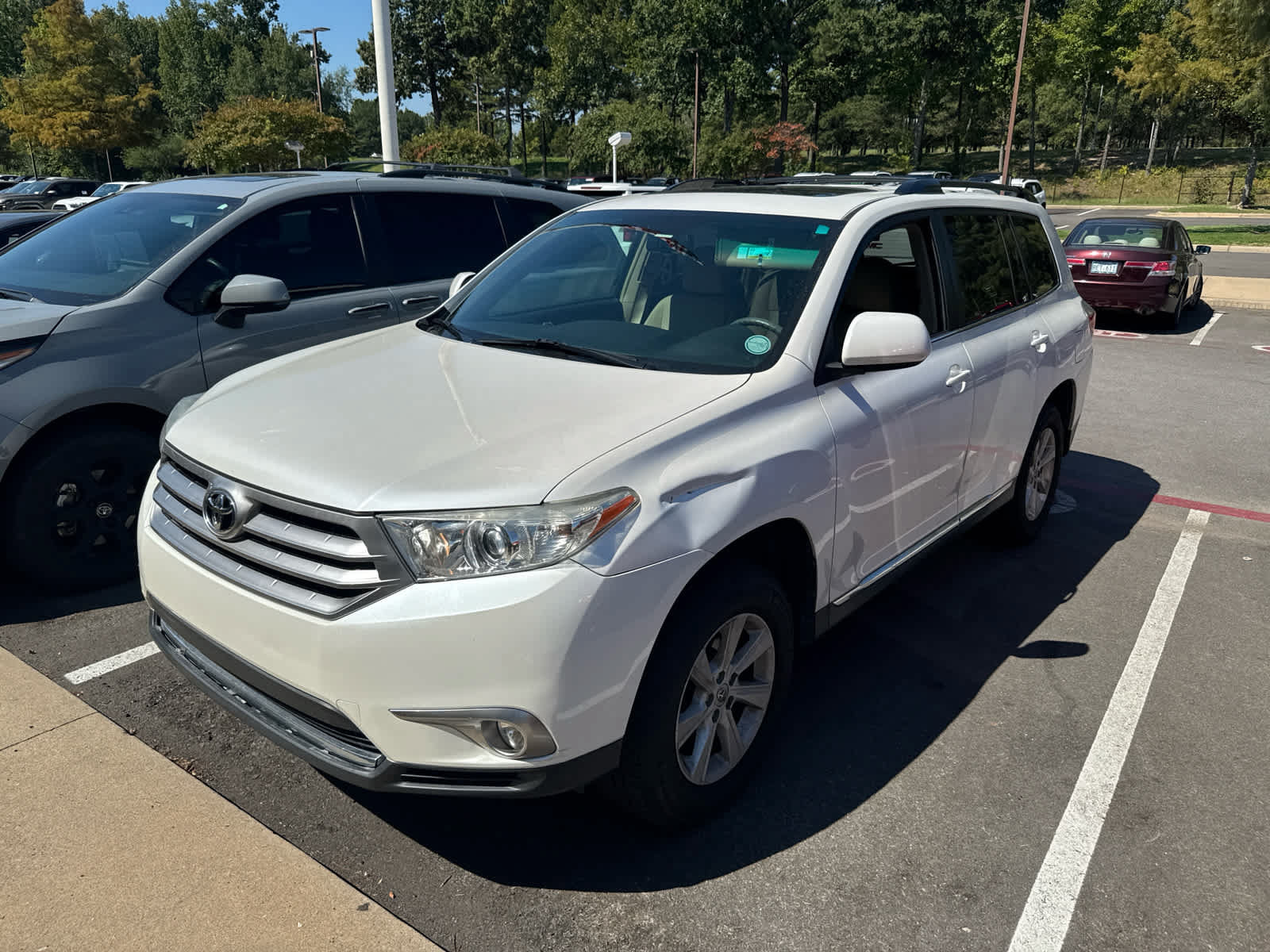Used 2012 Toyota Highlander SE FWD image 2