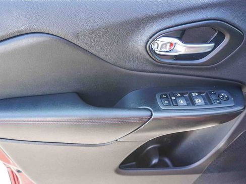 Used 2021 Jeep Cherokee Trailhawk AWD/4WD image 19