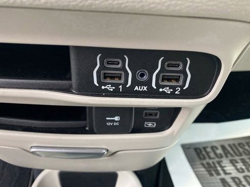 Used 2022 Chrysler Pacifica Touring-L image 12