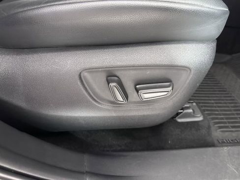 Used 2021 Toyota Highlander XLE AWD/4WD image 11