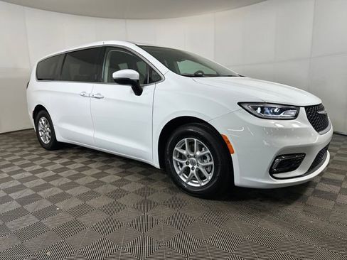 Used 2023 Chrysler Pacifica Touring-L image 2
