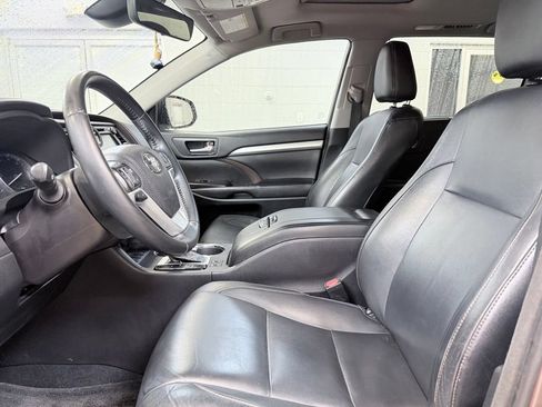 Used 2018 Toyota Highlander XLE FWD image 12