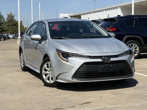 Used 2025 Toyota Corolla LE FWD image 2