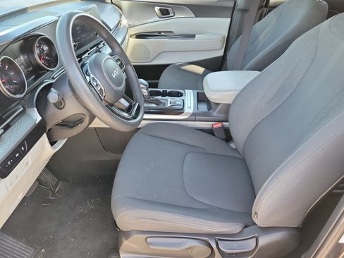 Used 2023 Kia Carnival LX FWD image 10