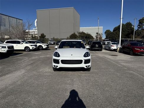 Used 2016 Porsche Cayenne Base image 2