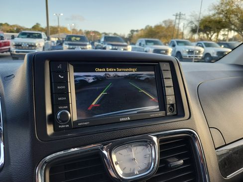 Used 2016 Chrysler Town & Country Touring image 18