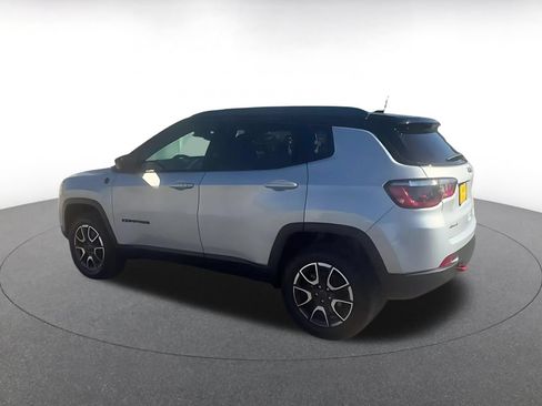 Used 2025 Jeep Compass Trailhawk AWD/4WD image 10