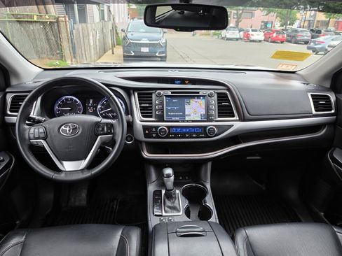 Used 2016 Toyota Highlander XLE AWD/4WD image 17