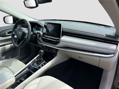 Used 2022 Jeep Compass Latitude image 30