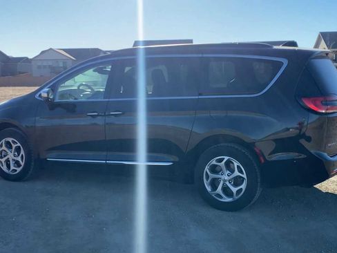 Certified 2023 Chrysler Pacifica Limited image 6