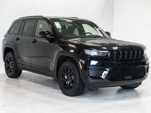 Used 2024 Jeep Grand Cherokee Altitude AWD/4WD image 6