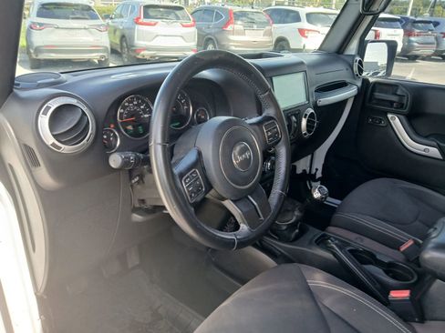 Used 2016 Jeep Wrangler Unlimited Sahara w/ Connectivity Group AWD/4WD image 7