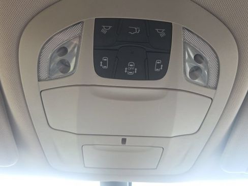 Used 2023 Chrysler Pacifica Touring-L FWD image 32