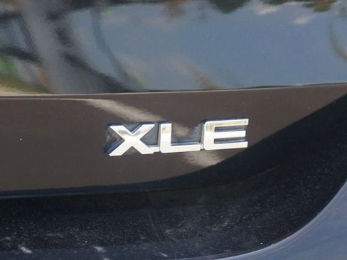 Used 2022 Toyota Highlander XLE image 18