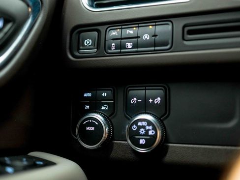 Used 2023 GMC Yukon XL SLT w/ SLT Luxury Package AWD/4WD image 89
