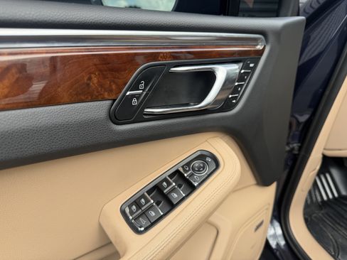 Certified 2023 Porsche Macan AWD/4WD image 17