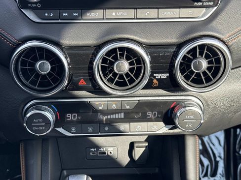 Used 2023 Nissan Sentra SR w/ SR Premium Package image 6