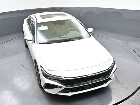 Certified 2025 Hyundai Elantra SEL image 42