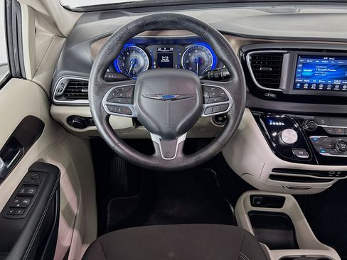 Used 2020 Chrysler Voyager LX FWD image 15