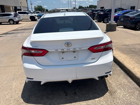 Used 2019 Toyota Camry SE w/ Convenience Package FWD image 6