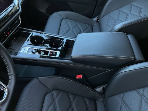 Used 2025 Volkswagen Atlas SE image 35