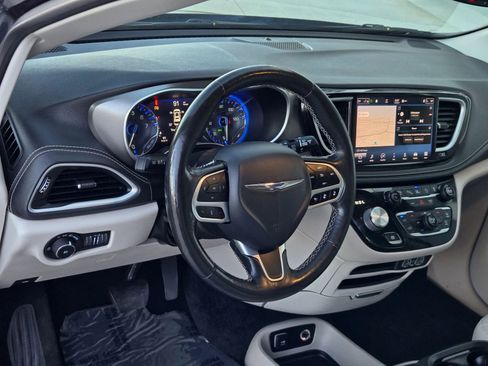 Used 2021 Chrysler Pacifica Touring-L w/ Premium & Safety Sphere Group image 11