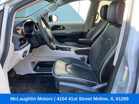 Used 2023 Chrysler Pacifica Limited AWD/4WD image 2