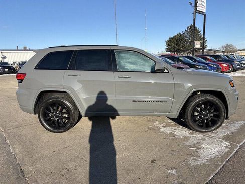 Used 2022 Jeep Grand Cherokee Laredo X image 6