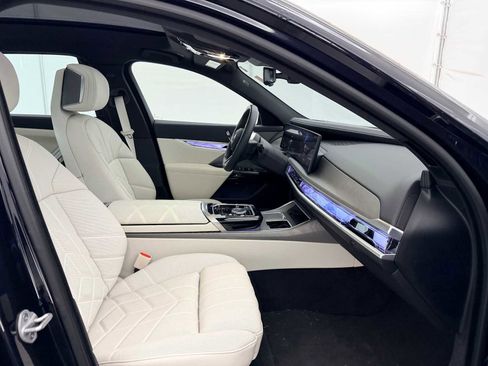 Used 2024 BMW i7 xDrive60 image 22