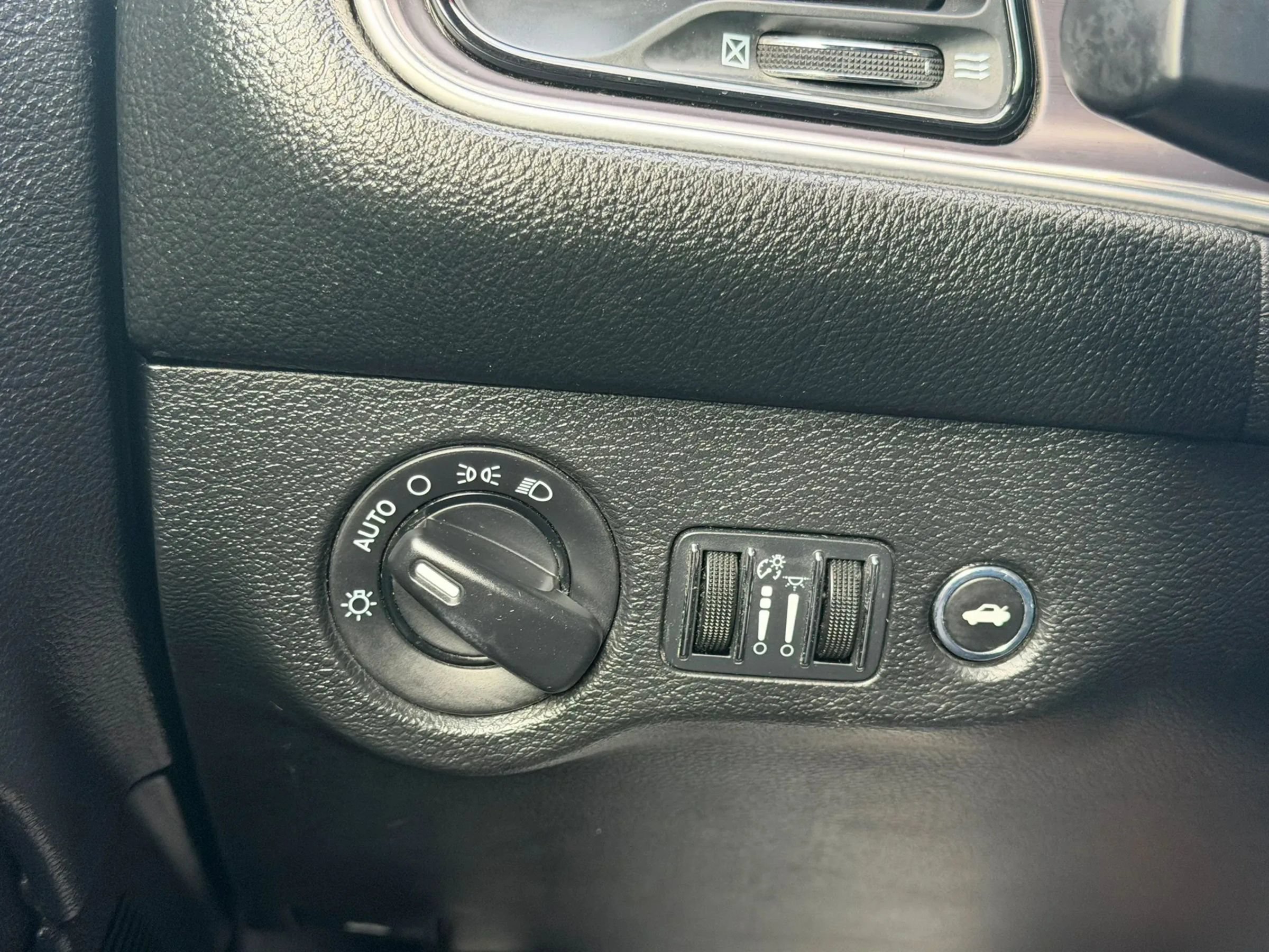 Used 2016 Dodge Challenger SXT RWD image 19