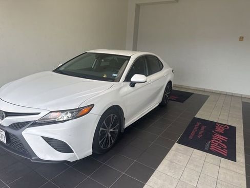 Used 2020 Toyota Camry SE FWD image 1