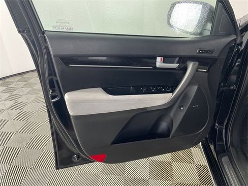 Used 2015 Kia Sorento SX image 18