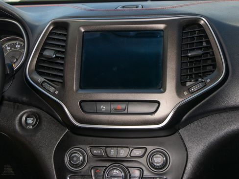 Used 2019 Jeep Cherokee Trailhawk image 21