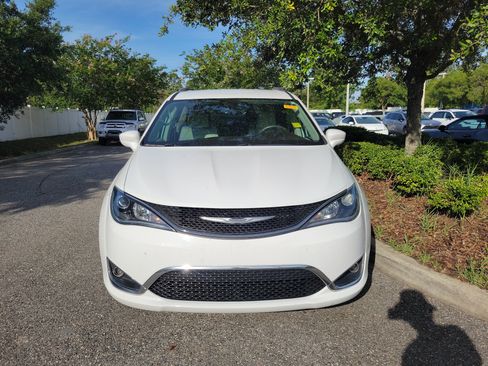 Used 2017 Chrysler Pacifica Touring-L Plus FWD image 2