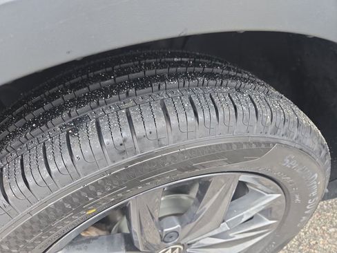 Used 2024 Volkswagen Tiguan SE image 14