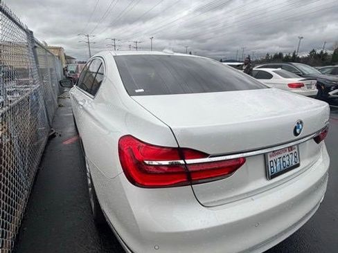 Used 2016 BMW 740i image 7