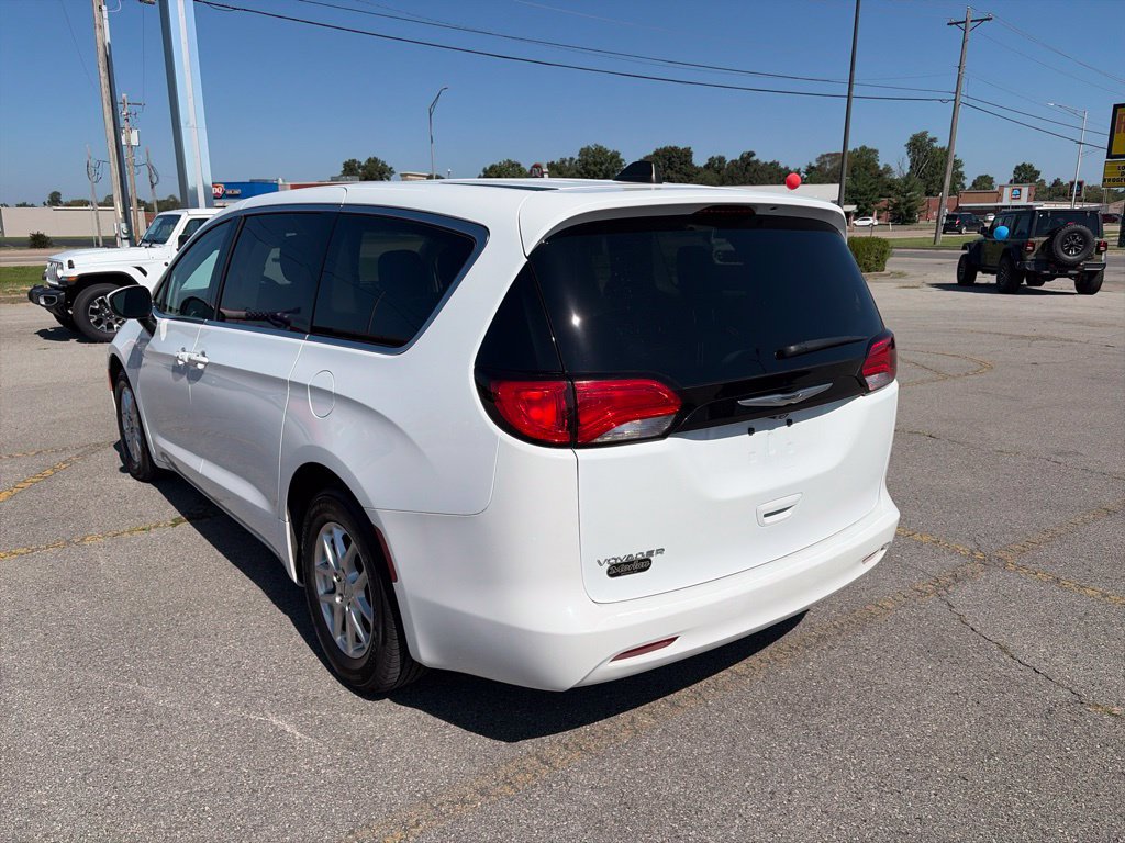 Used 2023 Chrysler Voyager LX FWD image 4