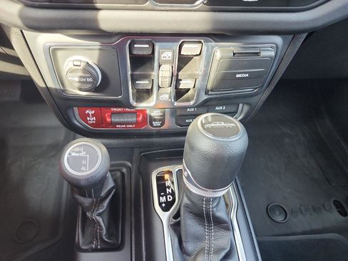 Used 2024 Jeep Gladiator Rubicon w/ Technology Group image 19