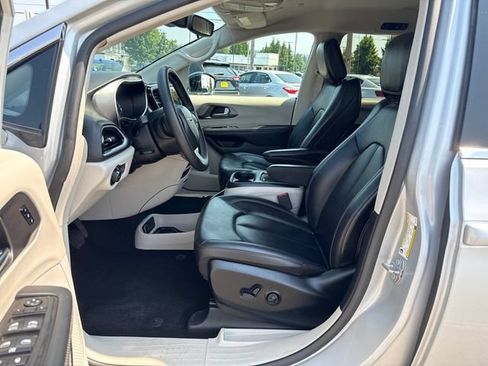 Used 2024 Chrysler Pacifica Touring-L FWD image 16