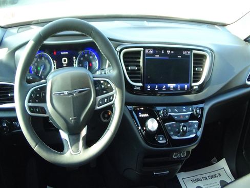 Used 2025 Chrysler Pacifica Select FWD image 14