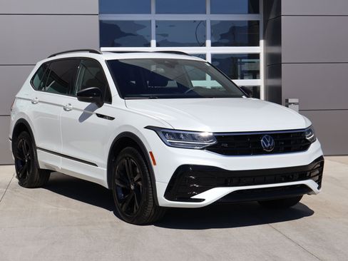 Used 2024 Volkswagen Tiguan SE R-Line AWD/4WD image 3