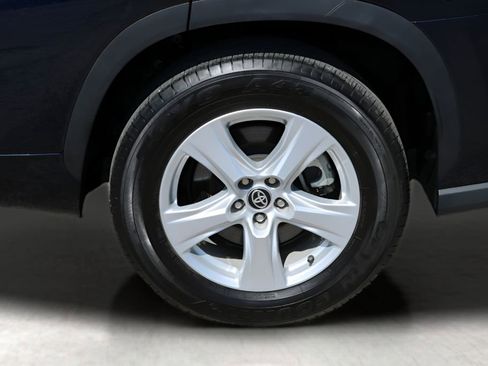 Used 2025 Toyota Highlander LE FWD image 9