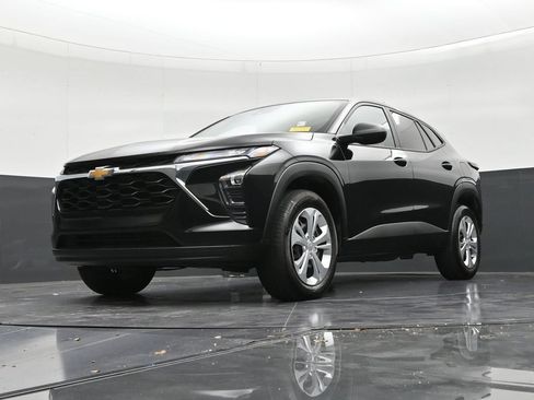 Used 2025 Chevrolet Trax LS FWD image 20