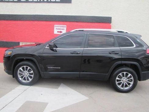Used 2019 Jeep Cherokee Latitude Plus image 2