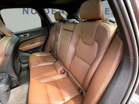 Used 2022 Volvo XC60 B5 Momentum w/ Climate Package image 21