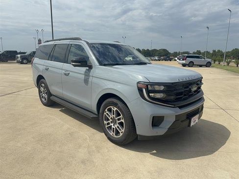 Used 2025 Ford Expedition Active RWD image 2